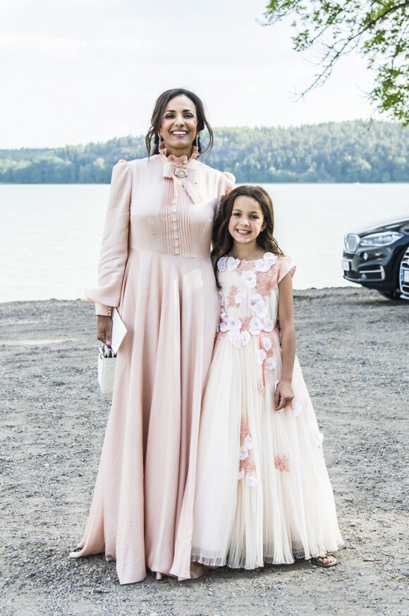 Bathina Phiipson et sa fille au mariage de Louise Gottlieb et Gustav Thott à Hölö au sud de Stockholm le 2 juin 2018.