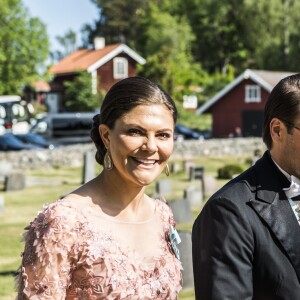 La princesse Victoria de Suède et le prince Daniel au mariage de Louise Gottlieb et Gustav Thott à Hölö au sud de Stockholm le 2 juin 2018.