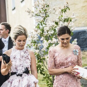 Le prince Daniel de Suède (à gauche) et la princesse Victoria de Suède (à droite) au mariage de Louise Gottlieb et Gustav Thott à Hölö au sud de Stockholm le 2 juin 2018.