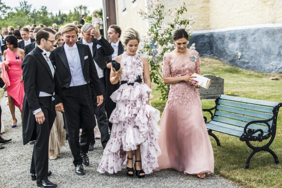 Le prince Daniel de Suède (à gauche) et la princesse Victoria de Suède (à droite) au mariage de Louise Gottlieb et Gustav Thott à Hölö au sud de Stockholm le 2 juin 2018.