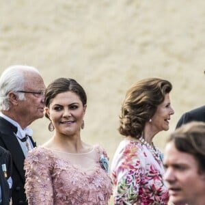 La princesse Sofia de Suède, le prince Daniel de Suède, le roi Carl XVI Gustaf de Suède, la princesse Victoria de Suède, la reine Silvia de Suède au mariage de Louise Gottlieb et Gustav Thott à Hölö au sud de Stockholm le 2 juin 2018.