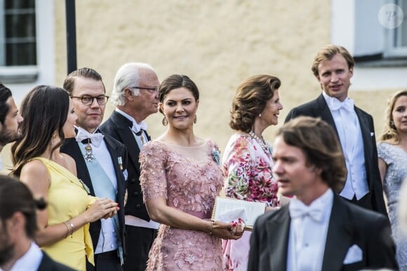 La princesse Sofia de Suède, le prince Daniel de Suède, le roi Carl XVI Gustaf de Suède, la princesse Victoria de Suède, la reine Silvia de Suède au mariage de Louise Gottlieb et Gustav Thott à Hölö au sud de Stockholm le 2 juin 2018.