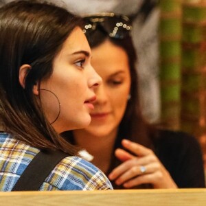 Kendall Jenner et Kourtney Kardashian sont allées déjeuner au restaurant "Broken Coconut" avec des amis à New York, le 5 juin 2018.