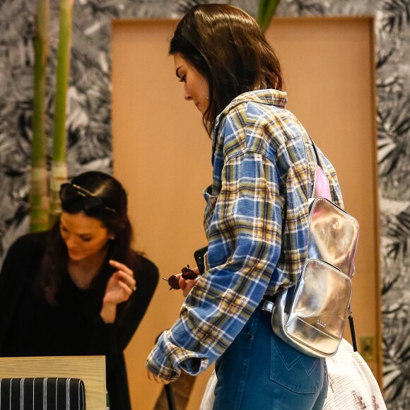 Kendall Jenner et Kourtney Kardashian sont allées déjeuner au restaurant "Broken Coconut" avec des amis à New York, le 5 juin 2018.