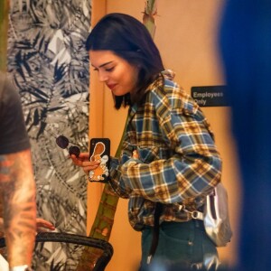 Kendall Jenner et Kourtney Kardashian sont allées déjeuner au restaurant "Broken Coconut" avec des amis à New York, le 5 juin 2018.