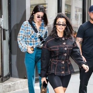 Kendall Jenner et Kourtney Kardashian sont allées déjeuner au restaurant "Broken Coconut" avec des amis à New York, le 5 juin 2018.