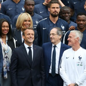 Hugo Lloris, capitaine de l'équipe de France de football, Laura Flessel, ministre des sports, Brigitte Macron, le président Emmanuel Macron, Noël Le Graët, président de la fédération française de football, Didier Deschamps, sélectionneur de l'équipe de France de Football, Antoine Griezmann, Olivier Giroud, Steve Mandanda, Thomas Lemar, Alphonse Areola, Florian Thauvin, Blaise Matuidi, N'golo Kanté, Lucas Hernandez - Le président et son épouse rencontrent les joueurs de l'équipe de France de football qui participeront à la coupe du monde au centre de Clairefontaine le 5 juin 2018.