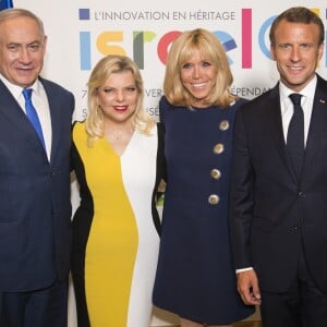 Emmanuel Macron, Brigitte Macron (Trogneux) et le premier ministre d'Israël Benjamin Netanyahu et sa femme Sara Netanyahou lors de l'inauguration de l'exposition Israel@Lights à Paris, France, le 5 juin 2018.