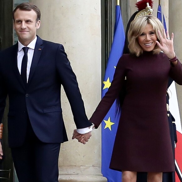 Brigitte et Emmanuel Macron raccompagnent l'ex-Premier ministre libanais Saad Hariri accompagné de sa femme Lara et de son fils Hussam, après leur entretien et leur déjeuner dans le "Salon des Portraits" au Palais de l'Elysée. Paris, le 18 novembre 2017. © Stéphane Lemouton/Bestimage
