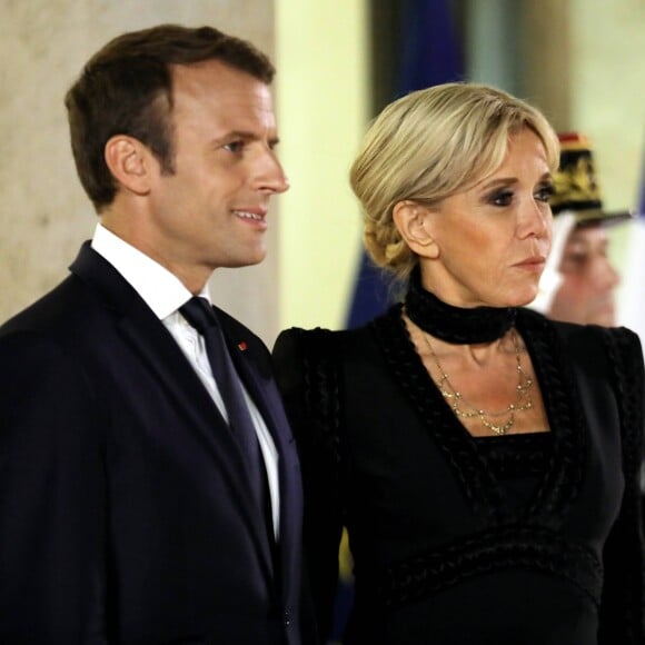 Emmanuel Macron et sa femme Brigitte Macron (robe, chaussures et sac Elie Saab) - Dîner d'Etat au Palais de l'Elysée en l'honneur de M. Aoun (Président de la République Libanaise) à Paris, le 25 septembre 2017. © Dominique Jacovides/Bestimage