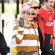 Lily Allen salue les photographes à la sortie des studios de l'émission "Loose Women" à Londres. La chanteuse est ensuite allée déjeuner chez Soho House à Londres, 6 juin 2018.