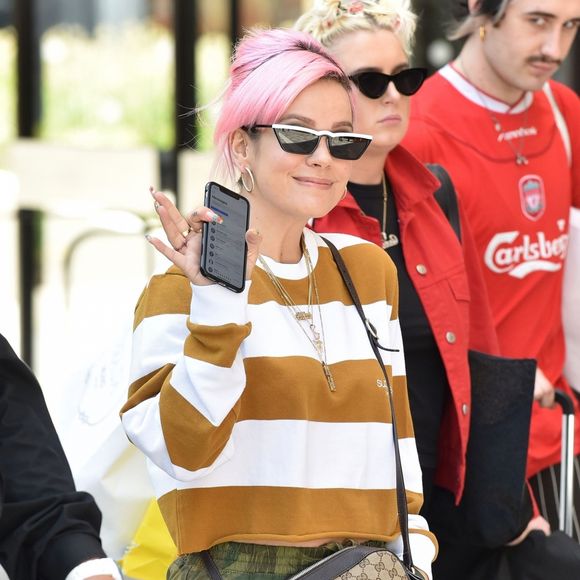 Lily Allen salue les photographes à la sortie des studios de l'émission "Loose Women" à Londres. La chanteuse est ensuite allée déjeuner chez Soho House à Londres, 6 juin 2018.