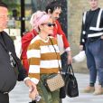 Lily Allen salue les photographes à la sortie des studios de l'émission "Loose Women" à Londres. La chanteuse est ensuite allée déjeuner chez Soho House à Londres, 6 juin 2018.