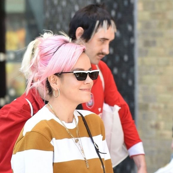 Lily Allen salue les photographes à la sortie des studios de l'émission "Loose Women" à Londres. La chanteuse est ensuite allée déjeuner chez Soho House à Londres, 6 juin 2018.