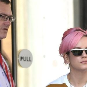 Lily Allen salue les photographes à la sortie des studios de l'émission "Loose Women" à Londres. La chanteuse est ensuite allée déjeuner chez Soho House à Londres, 6 juin 2018.