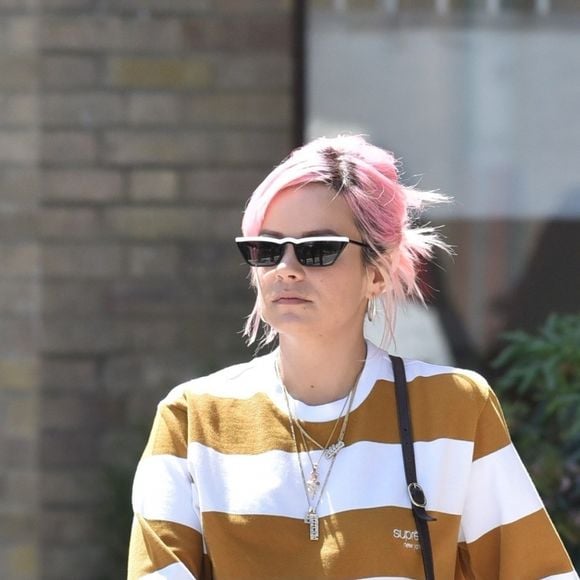 Lily Allen salue les photographes à la sortie des studios de l'émission "Loose Women" à Londres. La chanteuse est ensuite allée déjeuner chez Soho House à Londres, 6 juin 2018.