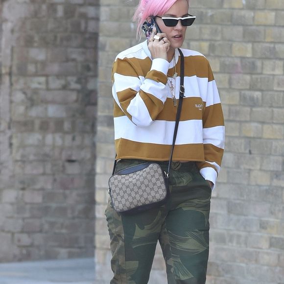 Lily Allen salue les photographes à la sortie des studios de l'émission "Loose Women" à Londres. La chanteuse est ensuite allée déjeuner chez Soho House à Londres, 6 juin 2018.