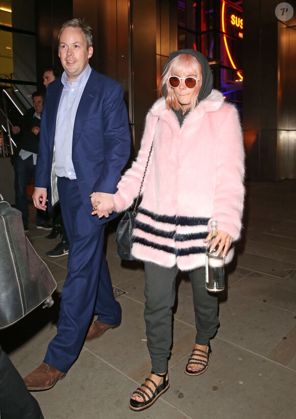 Lily Allen et son mari Sam Cooper sortent de la soirée des deux ans de "SushiSamba" où la chanteuse a donné un mini-concert à Londres, le 11 novembre 2014.