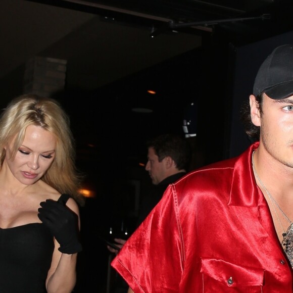 Pamela Anderson et son fils Brandon Thomas Lee sont allés diner au restaurant Craig à West Hollywood, le 26 mars 2018.