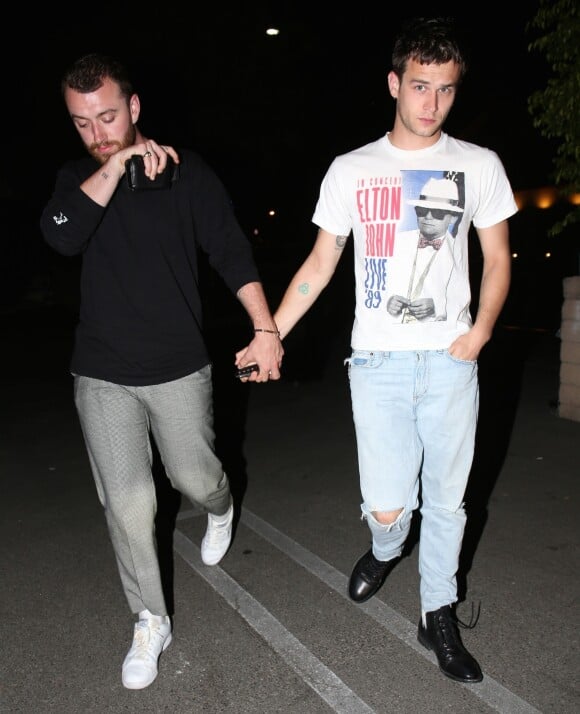 Exclusif - Sam Smith et son compagnon Brandon Flynn se baladent main dans la main dans les rues de Beverly Hills après un diner romantique au restaurant Matsuhisa, le 5 juin 2018