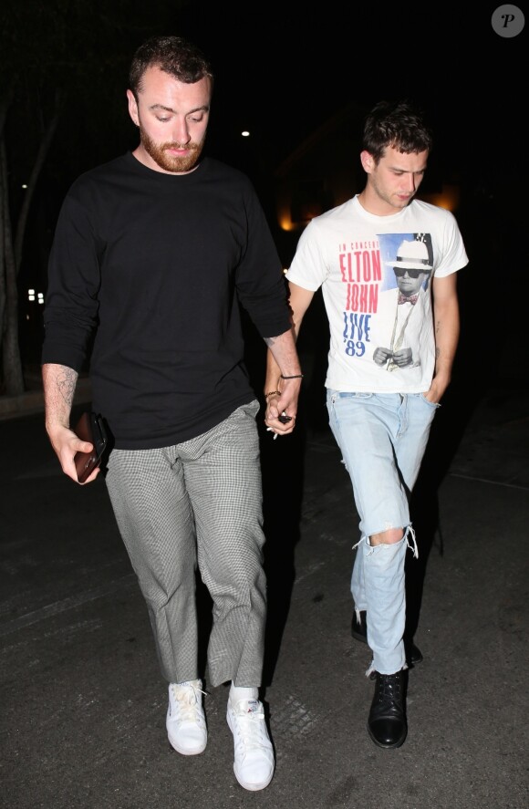 Exclusif - Sam Smith et son compagnon Brandon Flynn se baladent main dans la main dans les rues de Beverly Hills après un diner romantique au restaurant Matsuhisa, le 5 juin 2018