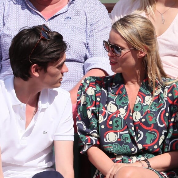 Alain-Fabien Delon et Kiera Chaplin dans les tribunes lors des internationaux de France de Roland Garros à Paris le 7 juin 2018. © Cyril Moreau / Bestimage