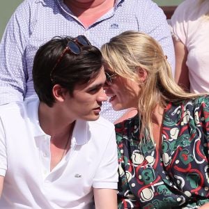 Alain-Fabien Delon et Kiera Chaplin dans les tribunes lors des internationaux de France de Roland Garros à Paris le 7 juin 2018. © Cyril Moreau / Bestimage