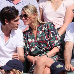 Alain-Fabien Delon et Kiera Chaplin dans les tribunes lors des internationaux de France de Roland Garros à Paris le 7 juin 2018. © Cyril Moreau / Bestimage