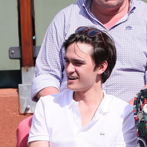 Alain-Fabien Delon et Kiera Chaplin dans les tribunes lors des internationaux de France de Roland Garros à Paris le 7 juin 2018. © Cyril Moreau / Bestimage