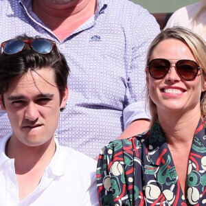 Alain-Fabien Delon et Kiera Chaplin dans les tribunes lors des internationaux de France de Roland Garros à Paris le 7 juin 2018. © Cyril Moreau / Bestimage