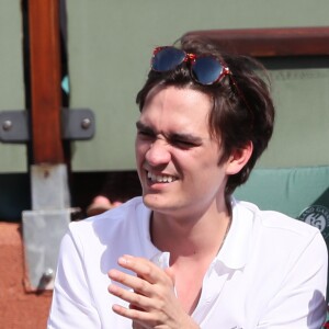 Alain-Fabien Delon et Kiera Chaplin dans les tribunes lors des internationaux de France de Roland Garros à Paris le 7 juin 2018. © Cyril Moreau / Bestimage