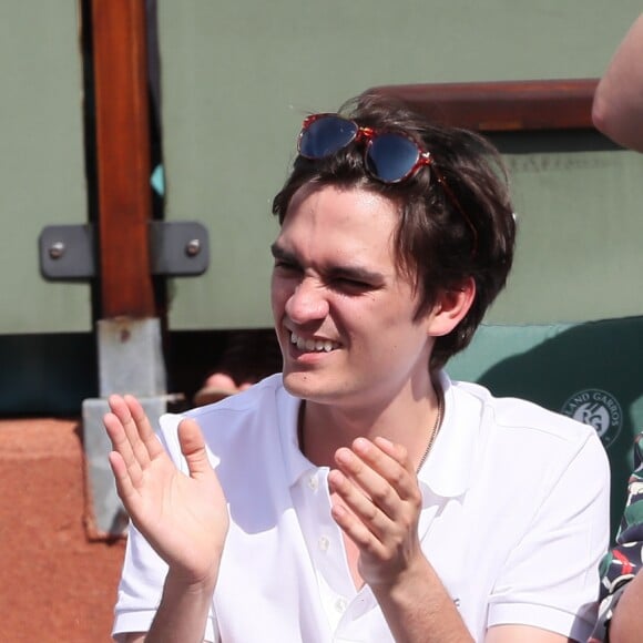 Alain-Fabien Delon et Kiera Chaplin dans les tribunes lors des internationaux de France de Roland Garros à Paris le 7 juin 2018. © Cyril Moreau / Bestimage