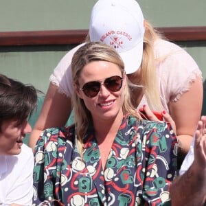 Alain-Fabien Delon et Kiera Chaplin dans les tribunes lors des internationaux de France de Roland Garros à Paris le 7 juin 2018. © Cyril Moreau / Bestimage