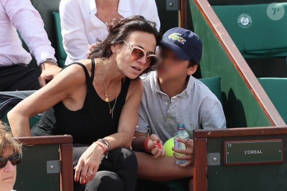 Sandra Sisley et son fils dans les tribunes lors des internationaux de France de Roland Garros à Paris le 7 juin 2018. © Cyril Moreau / Bestimage