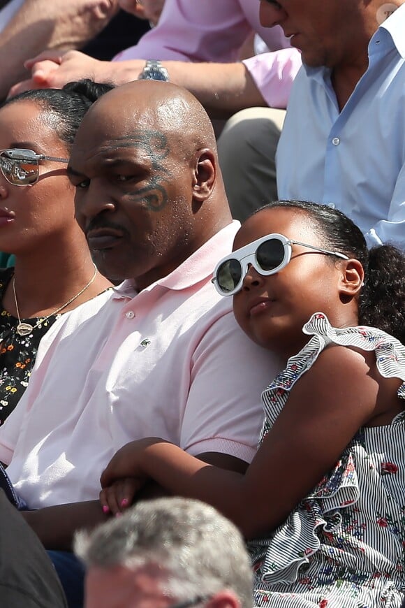 Mike Tyson en Famille dans les tribunes lors des internationaux de France de Roland Garros à Paris le 7 juin 2018. © Cyril Moreau / Bestimage