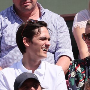 Alain-Fabien Delon et Kiera Chaplin dans les tribunes lors des internationaux de France de Roland Garros à Paris le 7 juin 2018. © Cyril Moreau / Bestimage