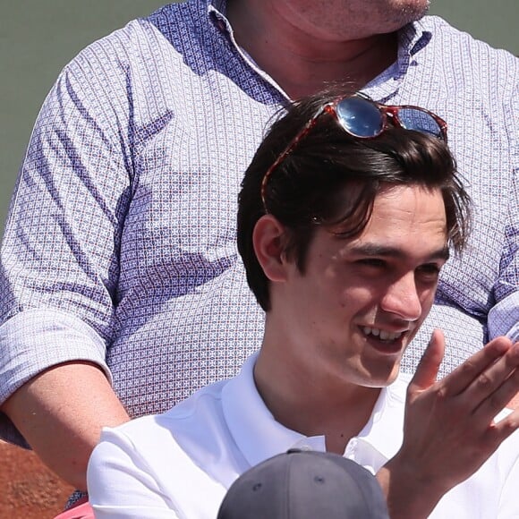 Alain-Fabien Delon et Kiera Chaplin dans les tribunes lors des internationaux de France de Roland Garros à Paris le 7 juin 2018. © Cyril Moreau / Bestimage