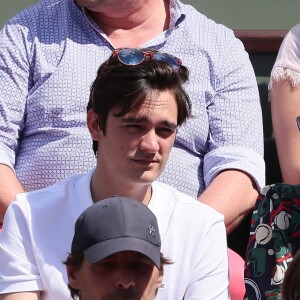 Alain-Fabien Delon et Kiera Chaplin dans les tribunes lors des internationaux de France de Roland Garros à Paris le 7 juin 2018. © Cyril Moreau / Bestimage