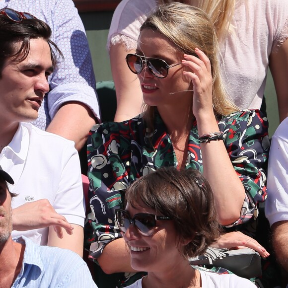 Alain-Fabien Delon et Kiera Chaplin dans les tribunes lors des internationaux de France de Roland Garros à Paris le 7 juin 2018. © Cyril Moreau / Bestimage