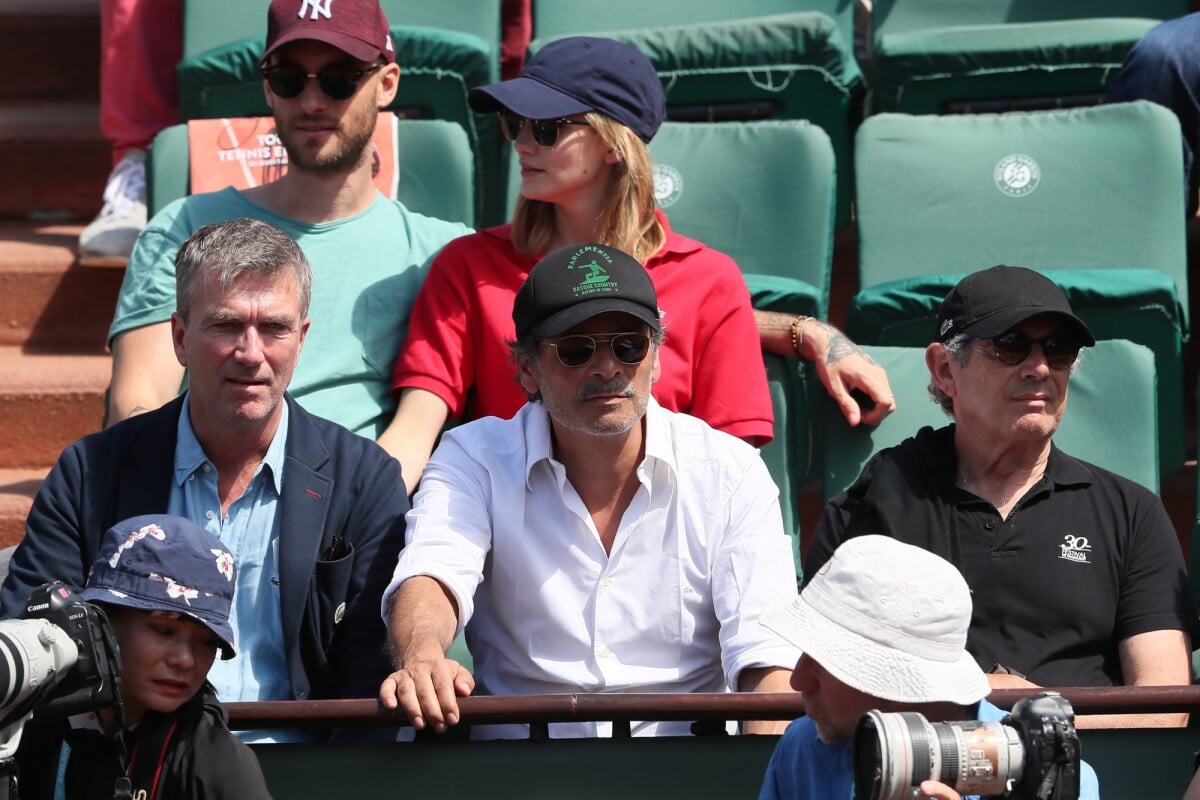 Photo : Margot Bancilhon et son compagnon, Pascal Elbé, Philippe Caroit,  Michel Boujenah dans les tribunes lors des internationaux de France de  Roland Garros à Paris le 7 juin 2018. © Cyril Moreau / Bestimage -  Purepeople