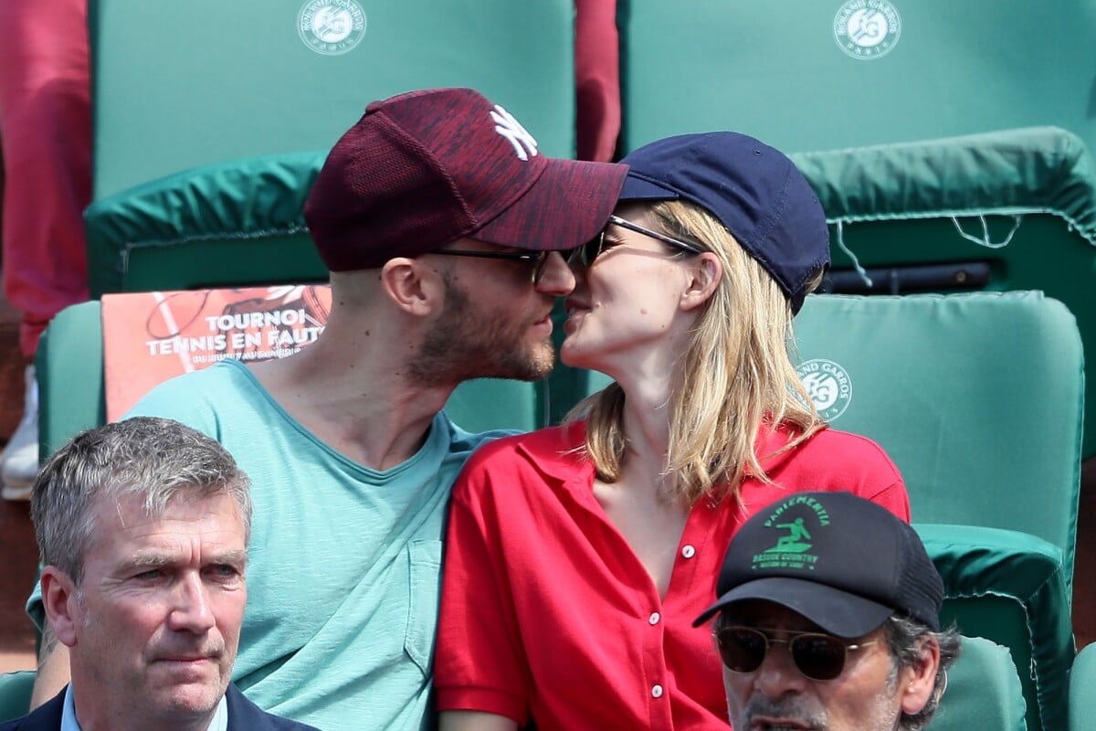 Photo : Margot Bancilhon et son compagnon dans les tribunes lors des  internationaux de France de Roland Garros à Paris le 7 juin 2018. © Cyril  Moreau / Bestimage - Purepeople