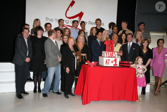 Le casting de Les Feux de l'amour font une fête pour les 18 ans passés en tête des audiences sur Us Tv sur CBS, le 8 janvier 2007 à Los Angeles
