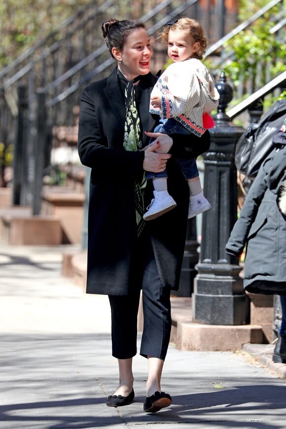 Liv Tyler se promène avec sa fille Lula Rose Gardner à New York le 22 avril 2018.