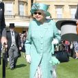 La reine Elizabeth II à la rencontre de ses invités lors de la première garden aprty de l'année 2018 au palais de Buckingham à Londres le 15 mai 2018.