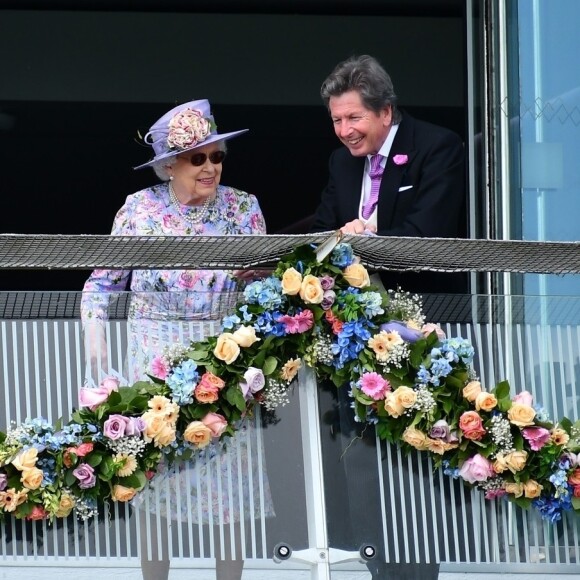 La reine Elisabeth II d'Angleterre et John Warren assistent au Derby Investec d'Epsom le 2 juin 2018.