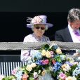 La reine Elisabeth II d'Angleterre et John Warren assistent au Derby Investec d'Epsom le 2 juin 2018.