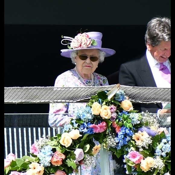 La reine Elisabeth II d'Angleterre et John Warren assistent au Derby Investec d'Epsom le 2 juin 2018.