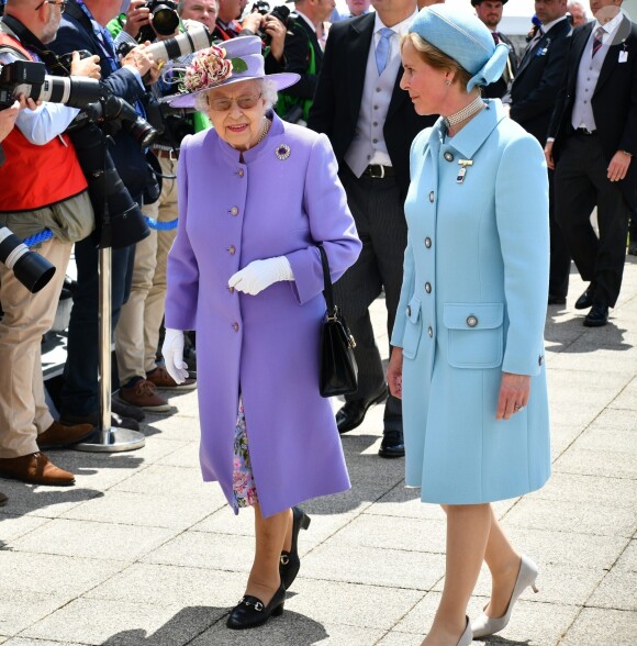 Julia Budd - La reine Elisabeth II d'Angleterre arrive au Derby Investec d'Epsom le 2 juin 2018.