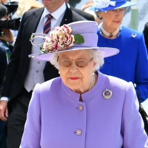 La reine Elisabeth II d'Angleterre arrive au Derby Investec d'Epsom le 2 juin 2018.
