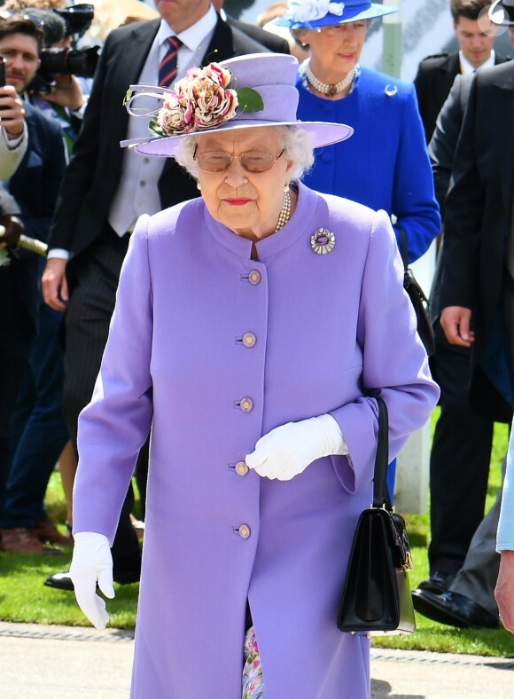 La reine Elisabeth II d'Angleterre arrive au Derby Investec d'Epsom le 2 juin 2018.